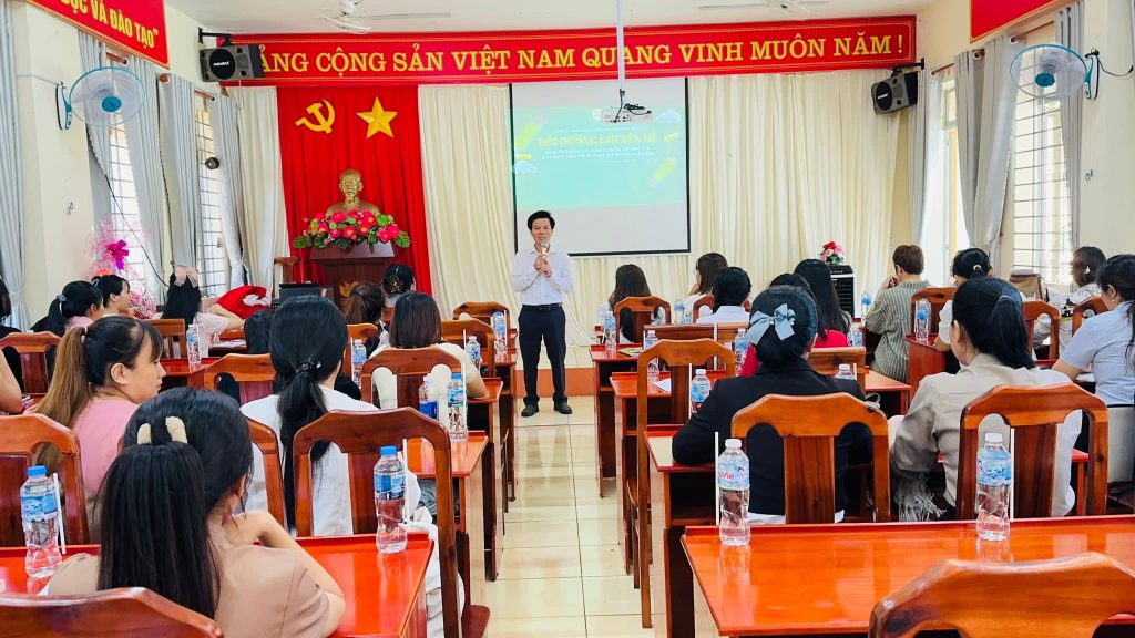 Tập huấn giáo viên mầm non tại Hệ thống Mầm non Thần Đồng trước thềm năm học mới 2025 Tap huan giao vien mam non tai He thong Mam non Than Dong truoc them nam hoc moi 2025 1